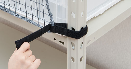 収納棚につける落下防止ネット | ファイルとテプラのキングジム