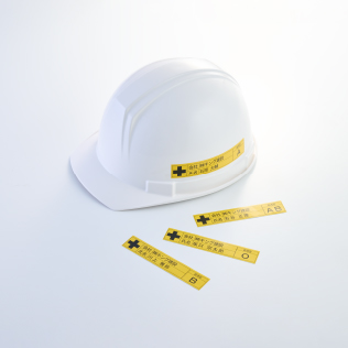 氏名や血液型などをラベルで記載したヘルメット