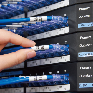 ラベルで管理するデータセンターのケーブル