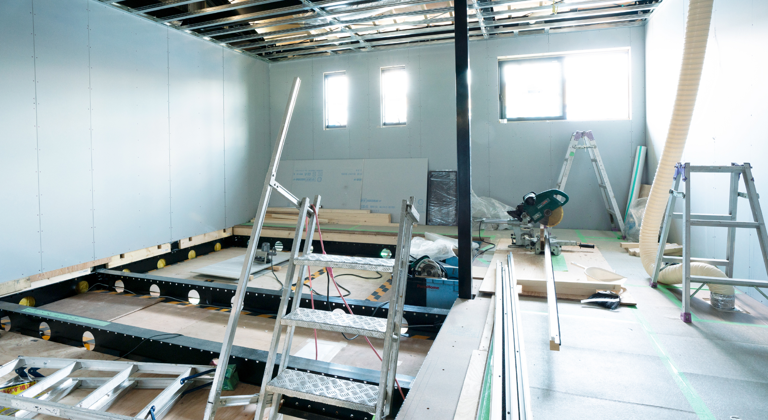 建設現場のイメージ画像。「テプラ」を活用できる場所がたくさん