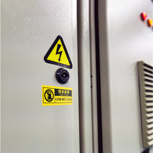 多言語対応で注意喚起する配電盤