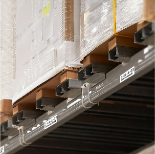 棚番ラベルで管理された倉庫の保管棚