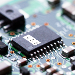 電圧表示のラベルを貼ったマイクロチップ