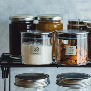 おしゃれなラベルを貼った調味料のビン