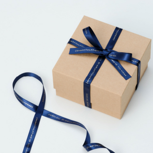 りぼんのテープでデコレーションしたプレゼント