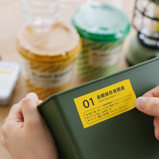 内容物や入れ替え時期を示した防災セット