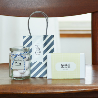 ラベルできれいにデコレーションしたプレゼント