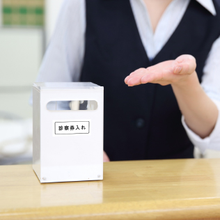 「診察券入れ」とラベルで分かりやすくしたボックス