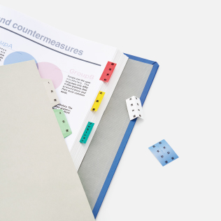 中仕切で整理された書類フォルダ