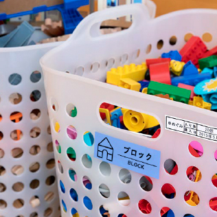 おもちゃの名前とイラストが貼られたかご