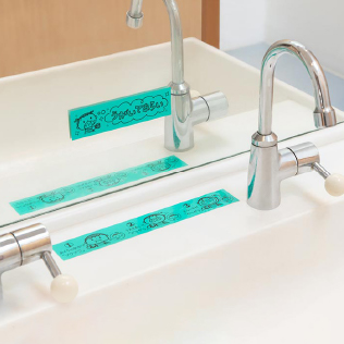 ラベルで手洗いうがいを啓発する洗面台