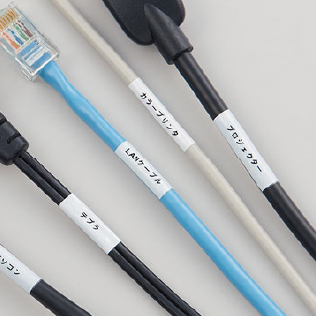 たくさんのケーブルをラベルで分類