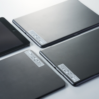 生徒の氏名や出席番号が貼られたタブレット