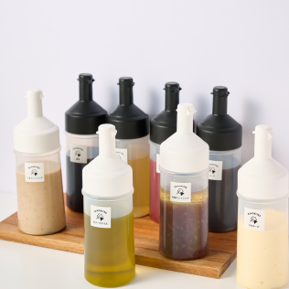 種類ごとにラベルで分類した調味料入れ