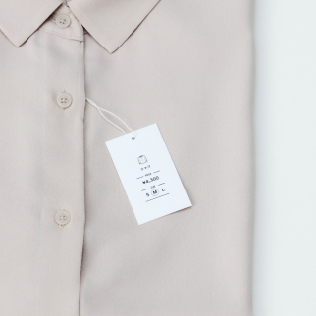 アイテムタグのついた洋服