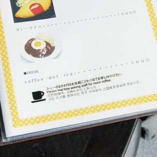 複数言語での表記をラベルで追加した飲食店のメニュー