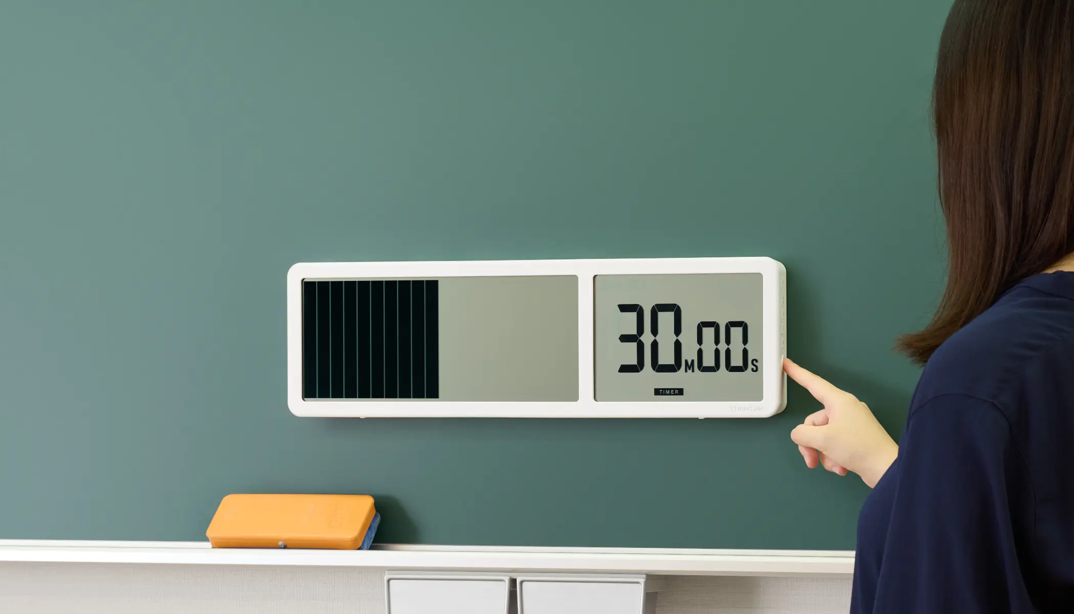 大型タイマーVBT100をマグネットで黒板に貼り付けて利用している様子