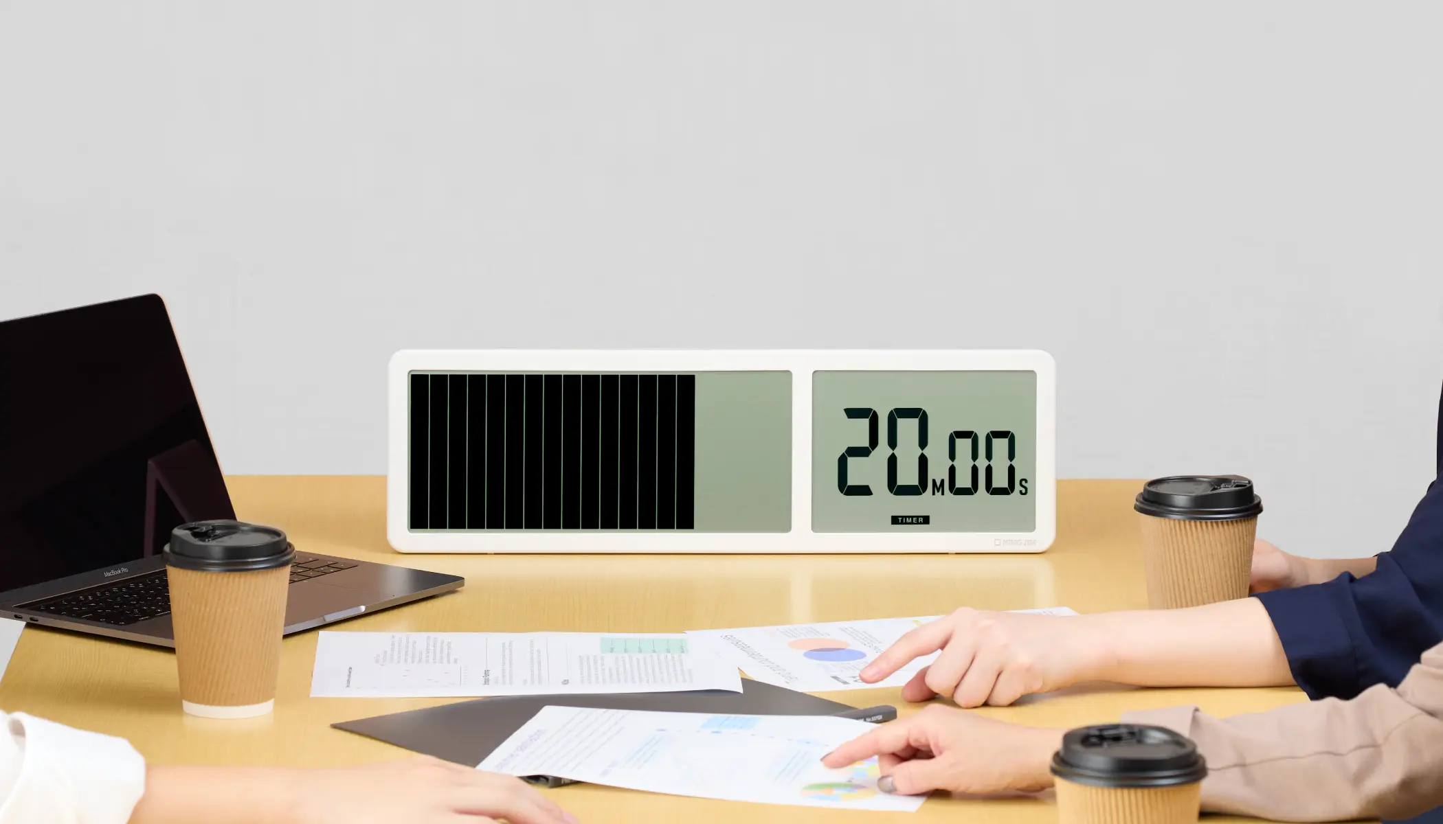 大型タイマーVBT100をグループワークに活用している様子