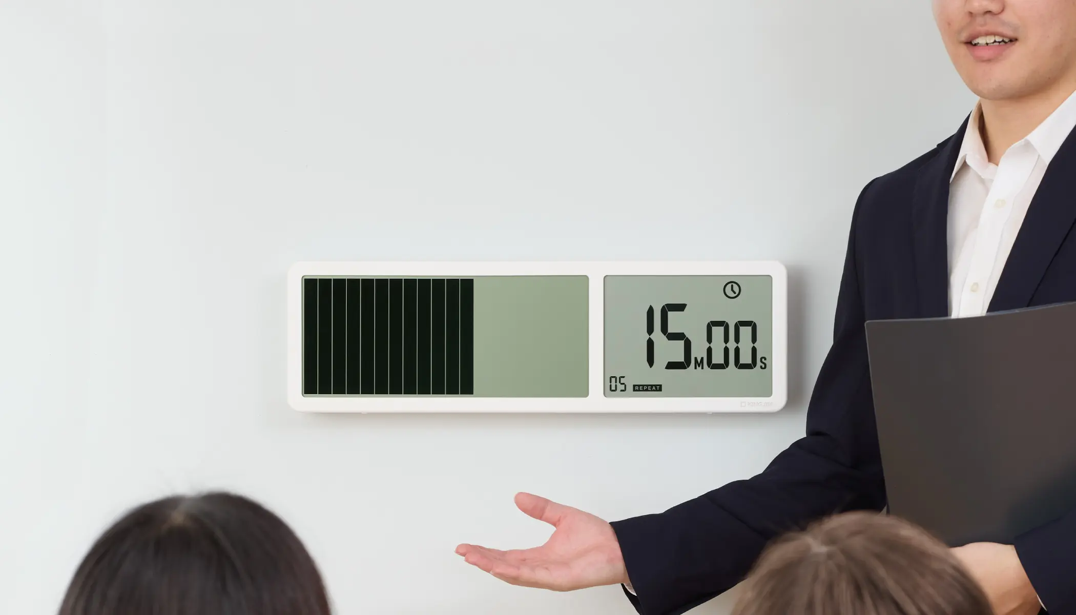 大型タイマーVBT100をプレゼンテーションで使用している様子