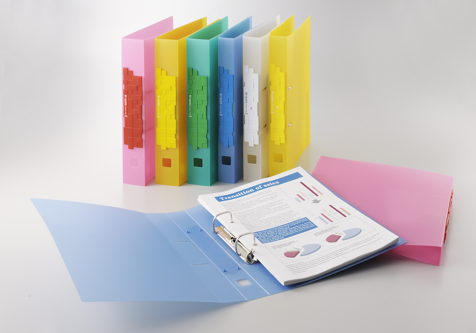 デザイン性を重視した立体的な背パーツが特長 「ブリックス