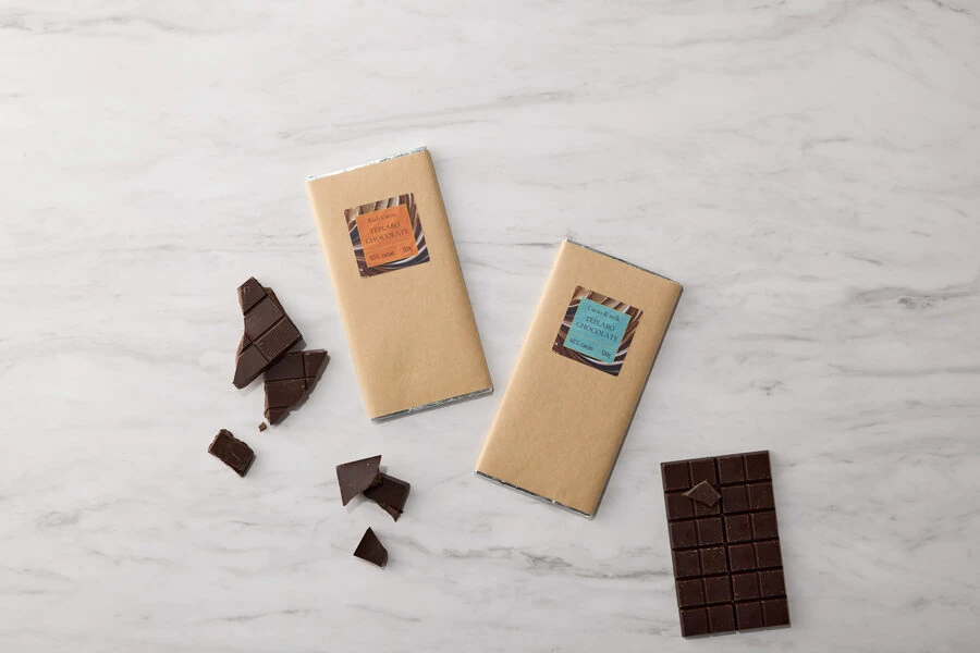 板チョコのパッケージにラベルを貼った使用イメージ