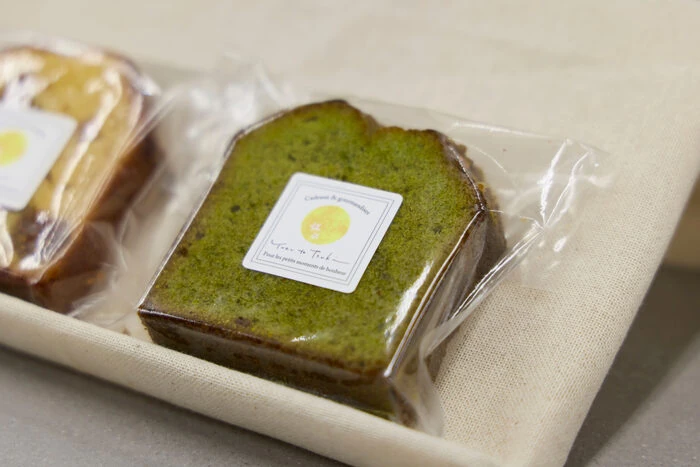 抹茶のパウンドケーキにラベルを貼った商品