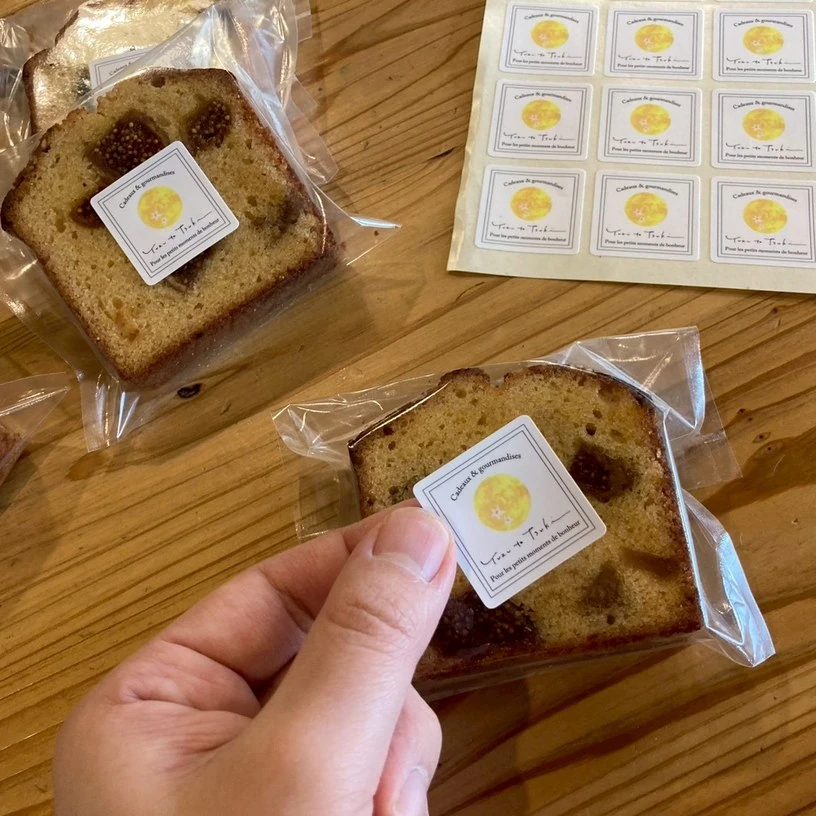 ラベルを貼った焼き菓子とラベルのシート