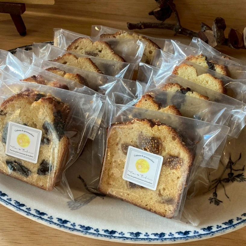 皿に盛りつけたカットしたパウンドケーキと焼き菓子