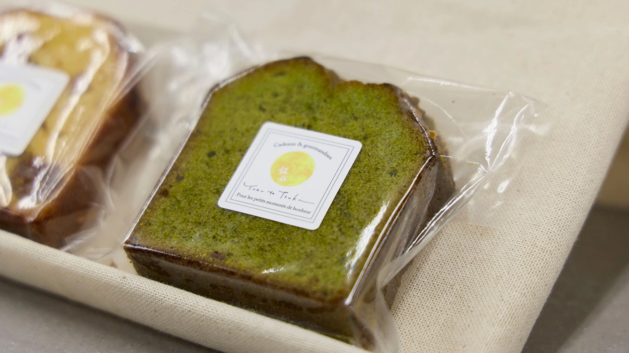 ラベルを貼った抹茶のパウンドケーキ