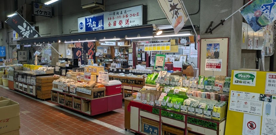 商品が並ぶ店内でお客様が立っている様子