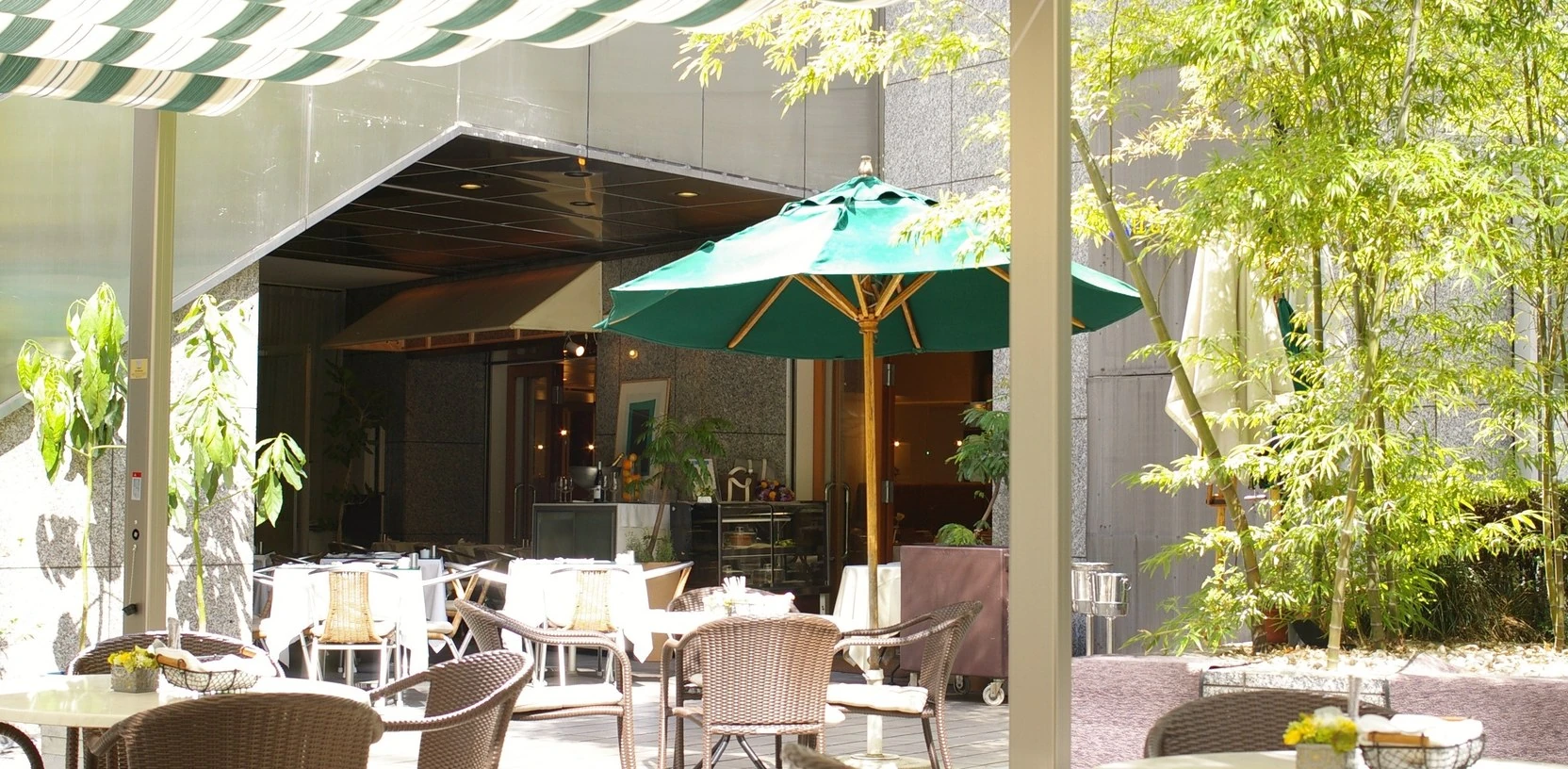 緑に囲まれた un café のテラス席