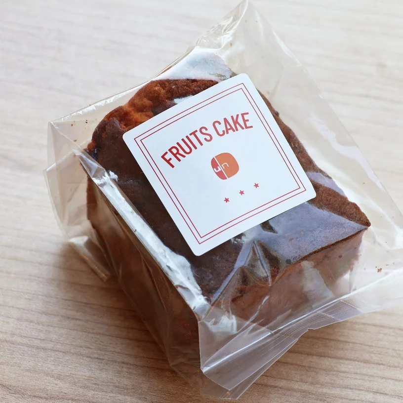 テプラボで作ったラベルを貼ったケーキのパッケージ