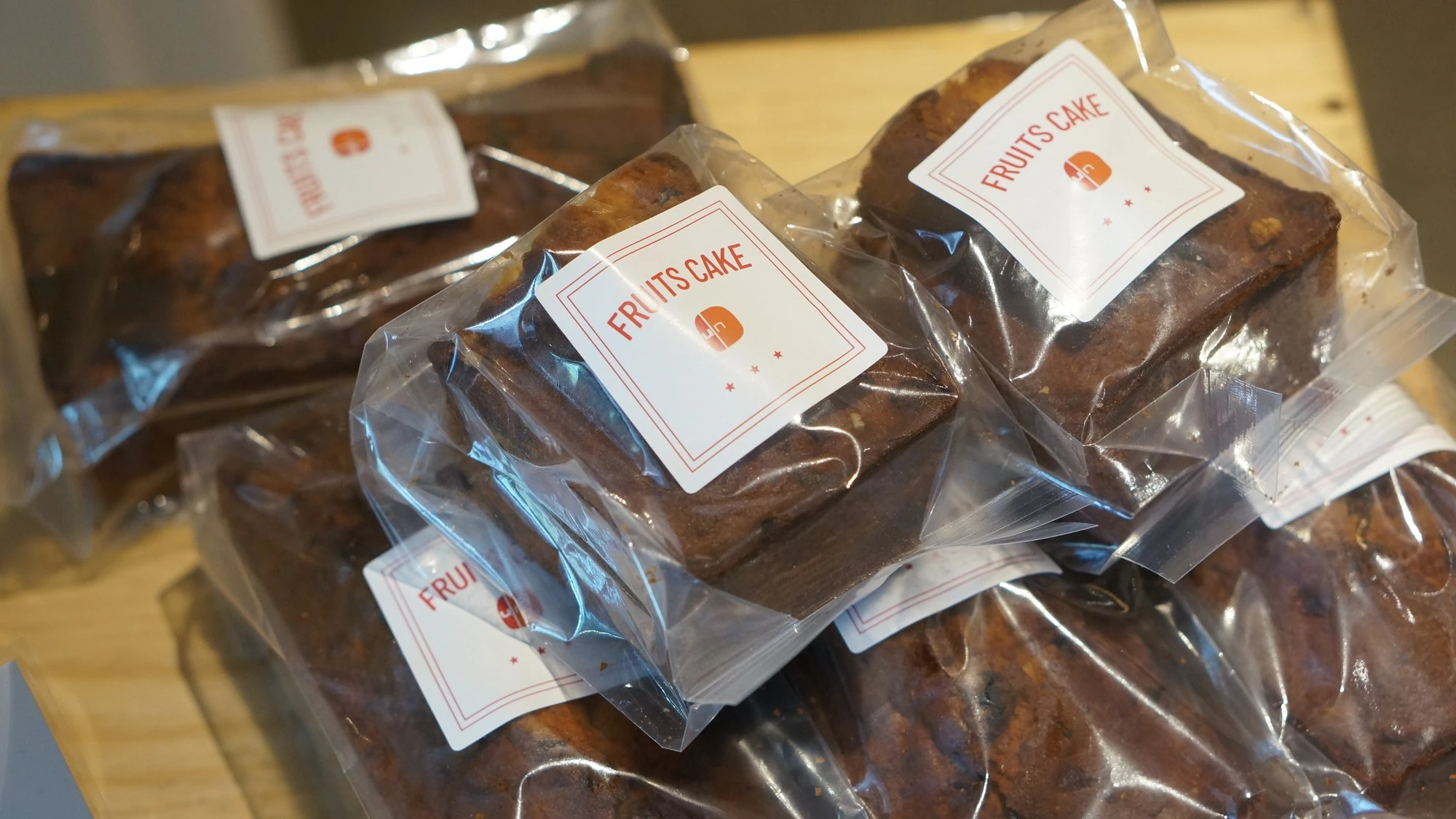 ラベルを貼った焼き菓子が積み重なっている様子
