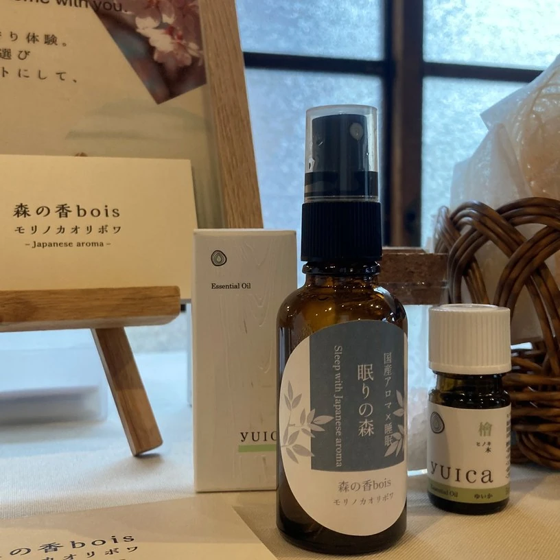 森の香boisのロゴを掲げた什器とアロマオイルの商品